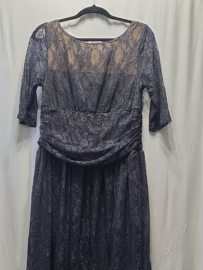 Chic Lace-Overlay Women's 3/4 Sleeve Sleeve Dress in Charcoal